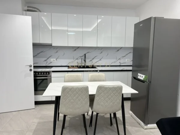 Tirane, jepet me qera apartament 1+1 Kati 2, 65 m² 500 € (Farmacia 10 Rruga 5 Maj)