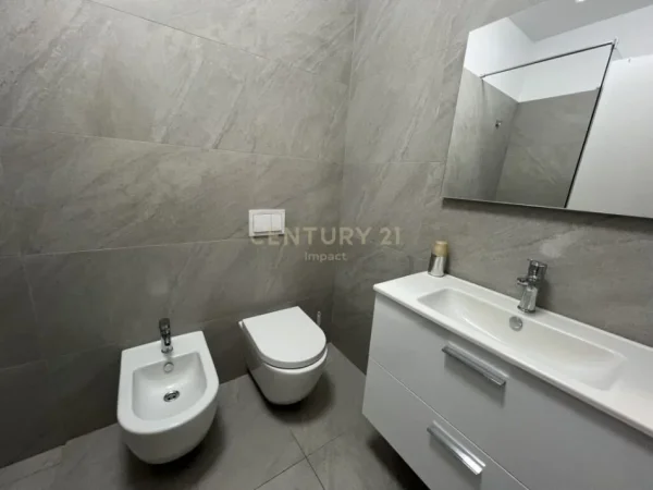 Tirane, jepet me qera apartament 1+1 Kati 2, 65 m² 500 € (Farmacia 10 Rruga 5 Maj)