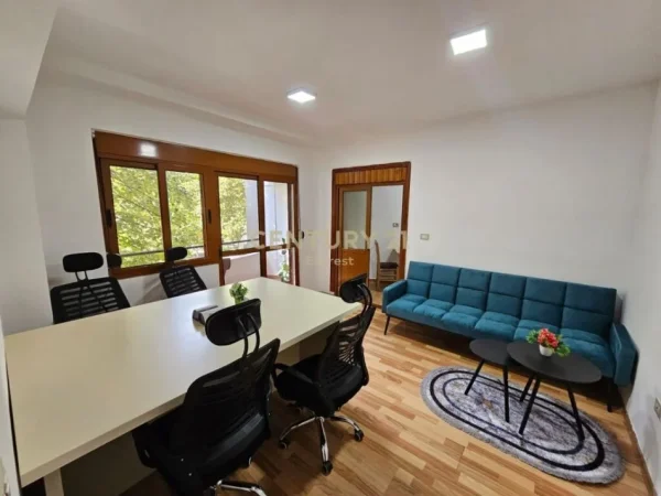 Tirane, jepet me qera zyre Kati 1, 69 m² 850 € (Qender)