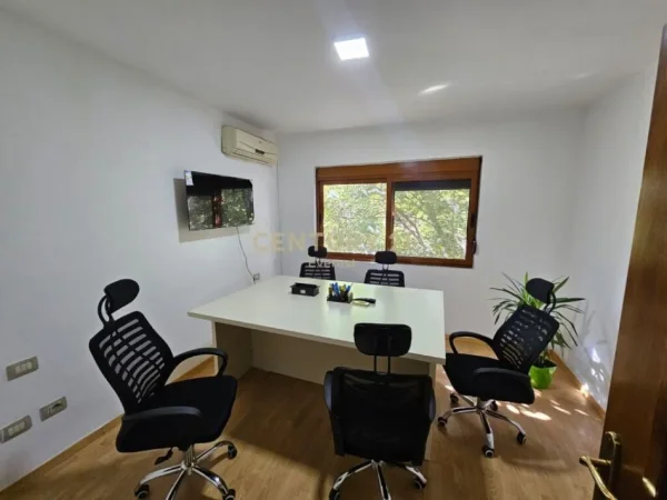 Tirane, jepet me qera zyre Kati 1, 69 m² 850 € (Qender)