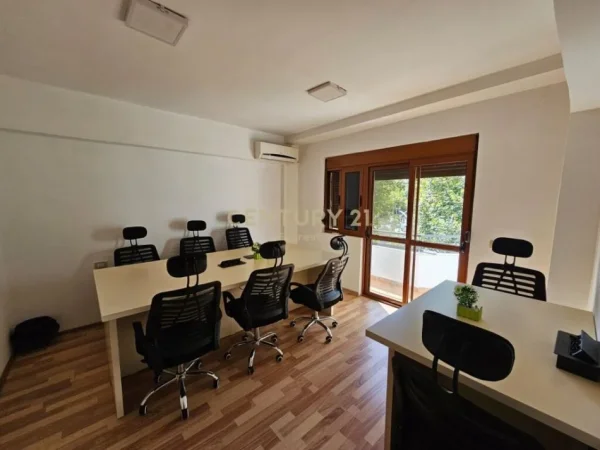 Tirane, jepet me qera zyre Kati 1, 69 m² 850 € (Qender)