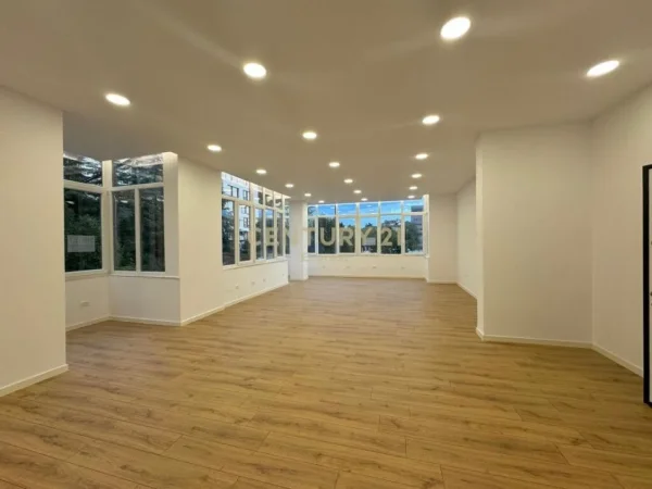 Tirane, jepet me qera zyre Kati 4, 100 m² 1.400 € (21 dhjetori)