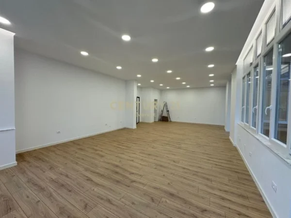 Tirane, jepet me qera zyre Kati 4, 100 m² 1.400 € (21 dhjetori)