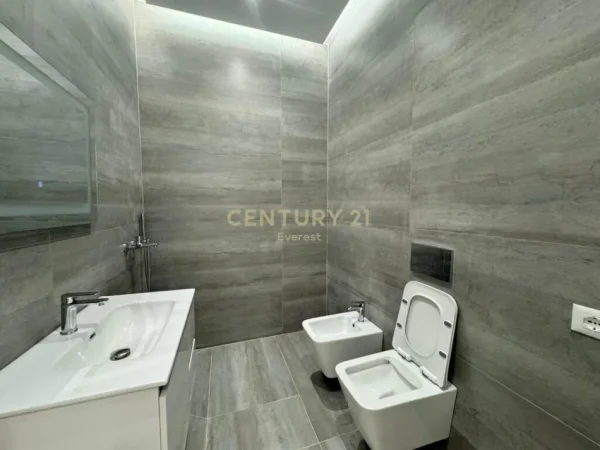 Tirane, jepet me qera zyre Kati 4, 100 m² 1.400 € (21 dhjetori)