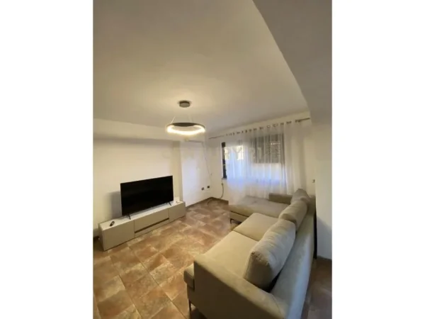 Tirane, jepet me qera 1+1 Kati 4, 70 m² 700 € (9 kateshet)