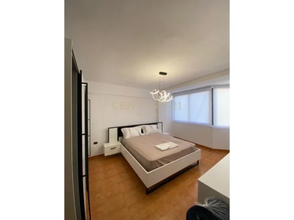 Tirane, jepet me qera 1+1 Kati 4, 70 m² 700 € (9 kateshet)