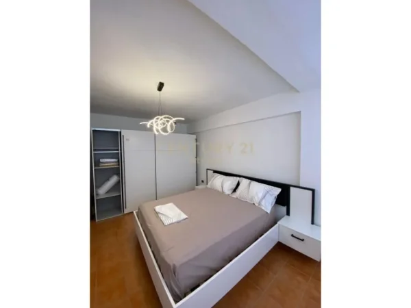 Tirane, jepet me qera 1+1 Kati 4, 70 m² 700 € (9 kateshet)