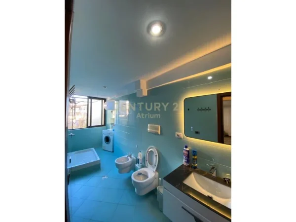 Tirane, jepet me qera 1+1 Kati 4, 70 m² 700 € (9 kateshet)