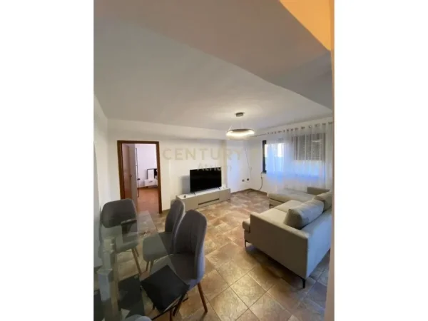 Tirane, jepet me qera 1+1 Kati 4, 70 m² 700 € (9 kateshet)