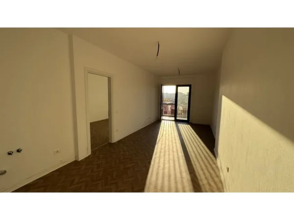 Tirane, jepet me qera zyre Kati 3, 110 m² 1.200 € (Rruga e kavajes)