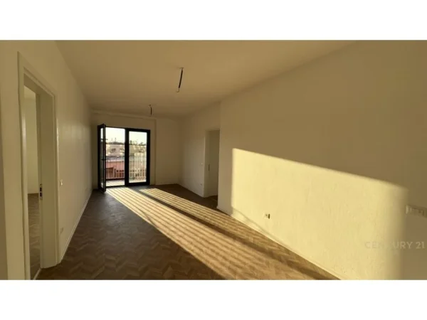 Tirane, jepet me qera zyre Kati 3, 110 m² 1.200 € (Rruga e kavajes)