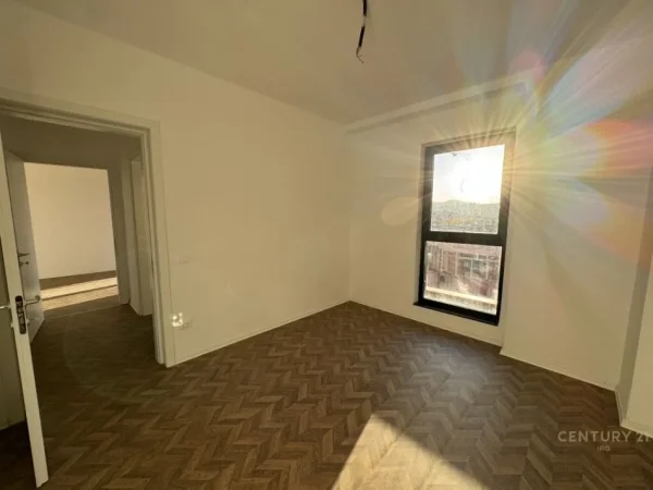 Tirane, jepet me qera zyre Kati 3, 110 m² 1.200 € (Rruga e kavajes)