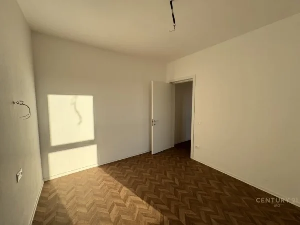 Tirane, jepet me qera zyre Kati 3, 110 m² 1.200 € (Rruga e kavajes)