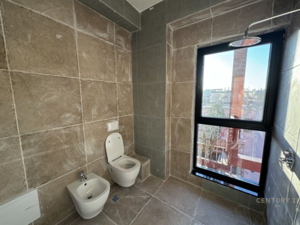 Tirane, jepet me qera zyre Kati 3, 110 m² 1.200 € (Rruga e kavajes)