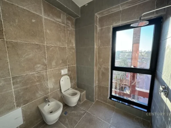 Tirane, jepet me qera zyre Kati 3, 110 m² 1.200 € (Rruga e kavajes)