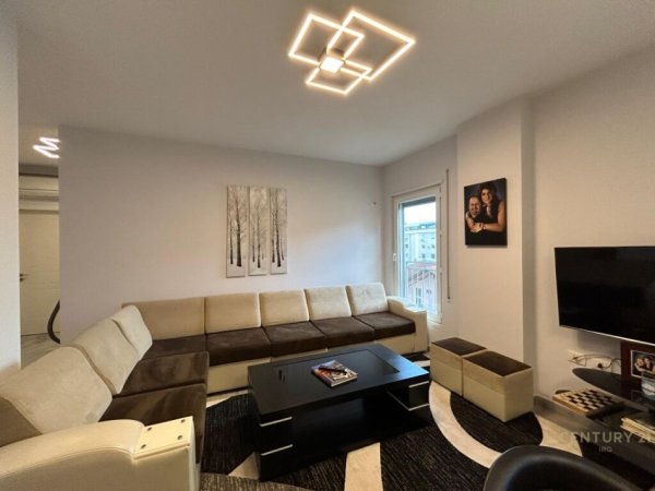Tirane, jepet me qera apartament 3+1 Kati 3, 118 m² 1.100 € (21 dhjetori)