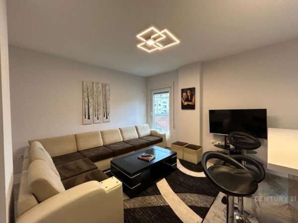 Tirane, jepet me qera apartament 3+1 Kati 3, 118 m² 1.100 € (21 dhjetori)