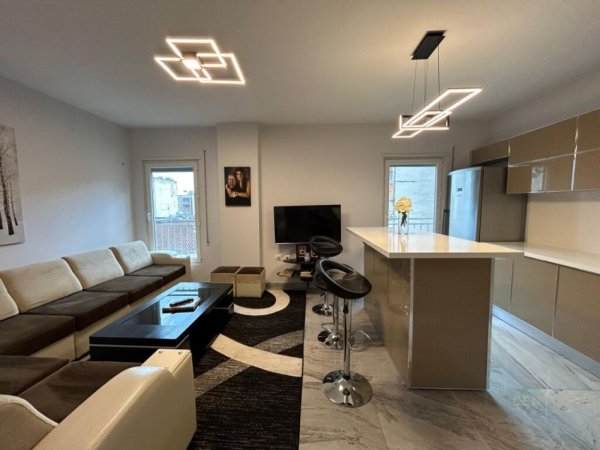 Tirane, jepet me qera apartament 3+1 Kati 3, 118 m² 1.100 € (21 dhjetori)
