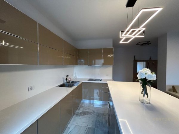Tirane, jepet me qera apartament 3+1 Kati 3, 118 m² 1.100 € (21 dhjetori)