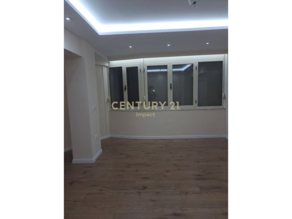 Tirane, jepet me qera zyre Kati 2, 70 m² 900 € (Rruga e barrikadave)