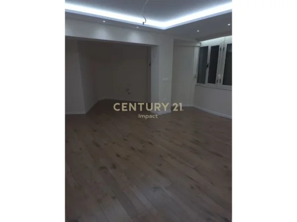 Tirane, jepet me qera zyre Kati 2, 70 m² 900 € (Rruga e barrikadave)