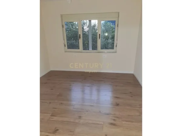 Tirane, jepet me qera zyre Kati 2, 70 m² 900 € (Rruga e barrikadave)
