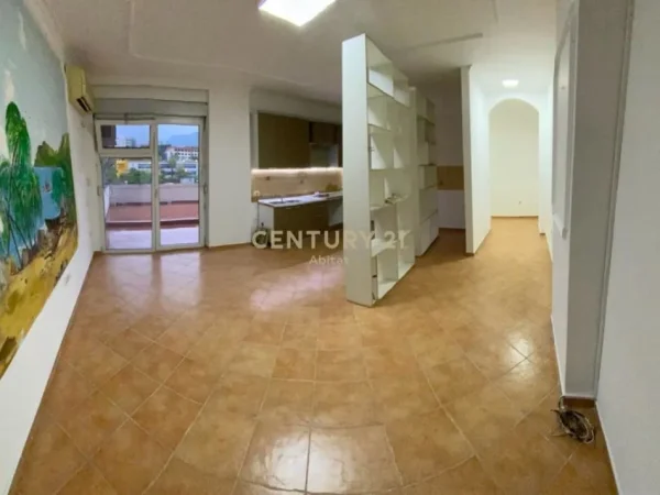 Tirane, jepet me qera ambjent biznesi Kati 2, 97 m² 700 € (Rruga e elbasanit)
