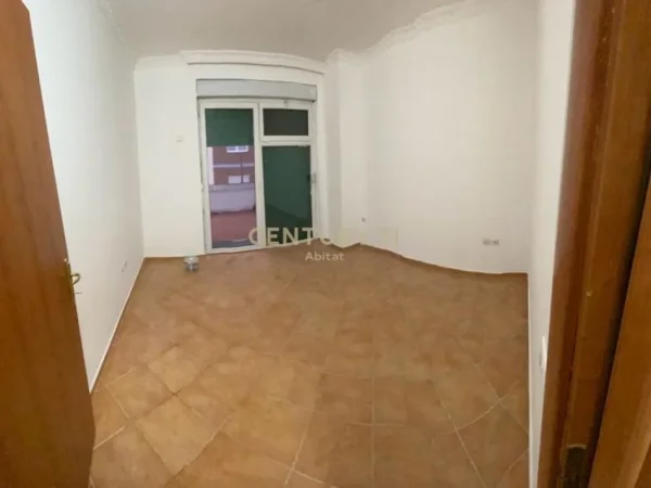 Tirane, jepet me qera ambjent biznesi Kati 2, 97 m² 700 € (Rruga e elbasanit)