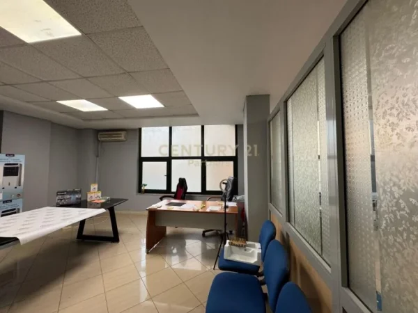 Tirane, jepet me qera zyre Kati 1, 77 m² 500 € (Rruga e Dibres)