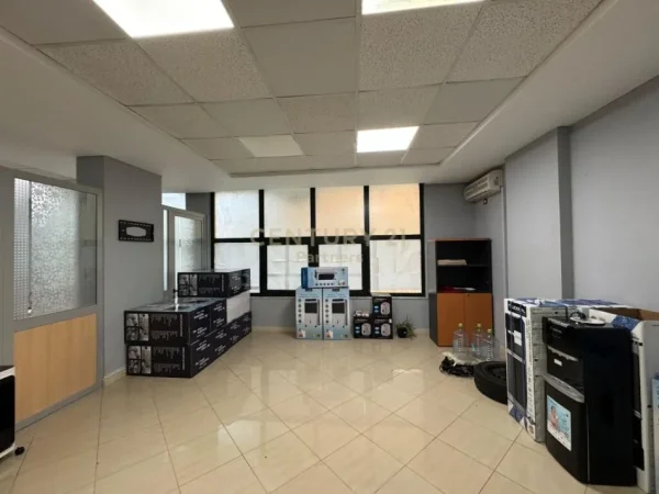 Tirane, jepet me qera zyre Kati 1, 77 m² 500 € (Rruga e Dibres)
