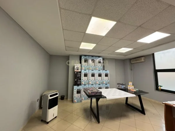 Tirane, jepet me qera zyre Kati 1, 77 m² 500 € (Rruga e Dibres)
