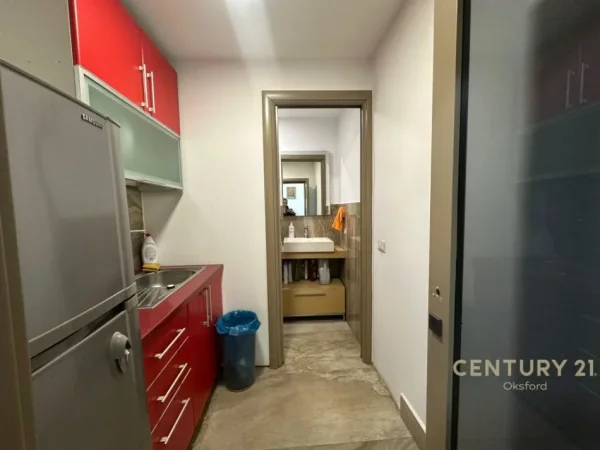Tirane, jepet me qera zyre Kati 1, 105 m² 1.400 € (Bllok)