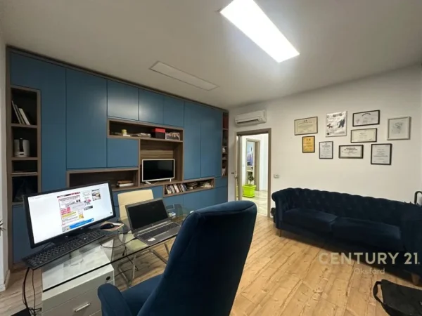 Tirane, jepet me qera zyre Kati 1, 105 m² 1.400 € (Bllok)