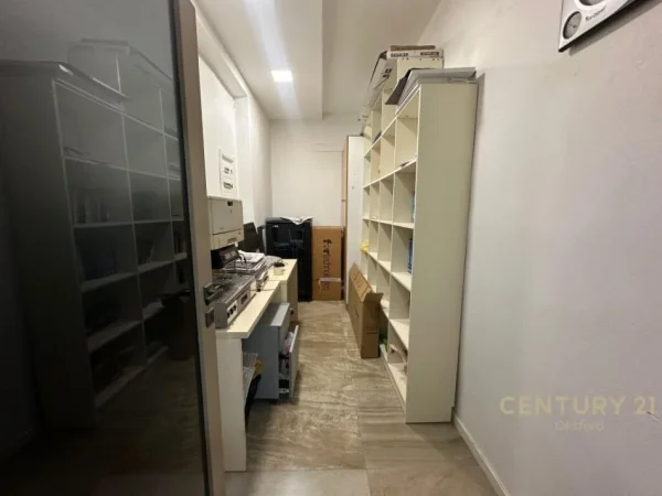 Tirane, jepet me qera zyre Kati 1, 105 m² 1.400 € (Bllok)