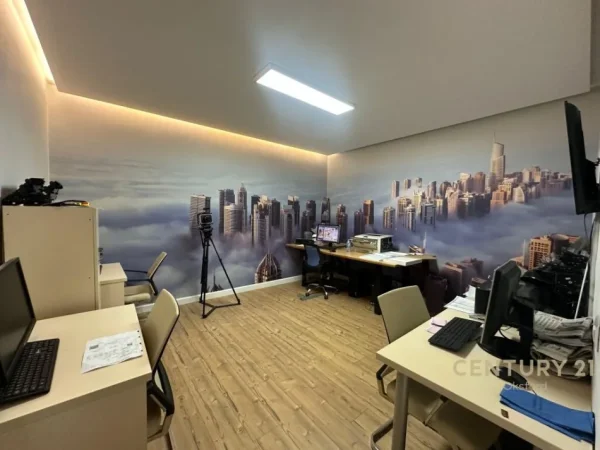 Tirane, jepet me qera zyre Kati 1, 105 m² 1.400 € (Bllok)