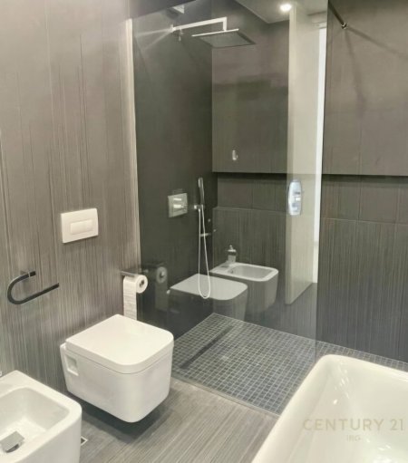 Tirane, jepet me qera apartament 2+1 Kati 10, 130 m² 2.000 € (Ish Blloku)