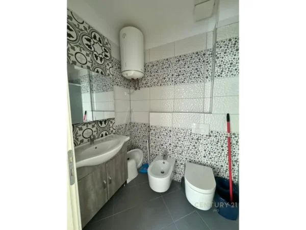Tirane, jepet me qera zyre Kati 2, 35 m² 650 € (Rruga e elbasanit)