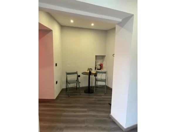 Tirane, jepet me qera ambjent biznesi Kati 0, 41 m² 650 € (Komuna e parisit)
