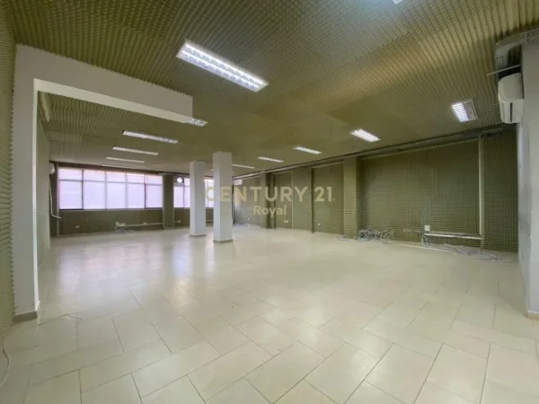 Tirane, jepet me qera ambjent biznesi Kati 1, 392 m² 3.000 € (Rruga e elbasanit)