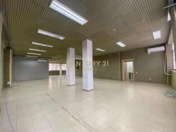 Tirane, jepet me qera ambjent biznesi Kati 1, 392 m² 3.000 € (Rruga e elbasanit)