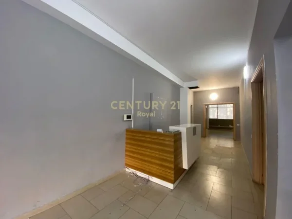 Tirane, jepet me qera ambjent biznesi Kati 1, 392 m² 3.000 € (Rruga e elbasanit)