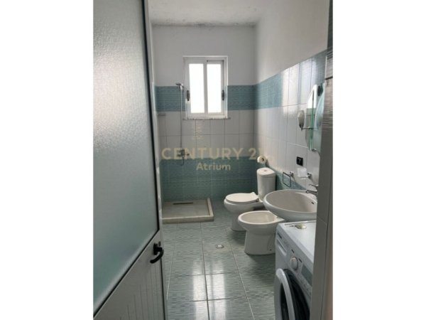 Tirane, jepet me qera apartament 1+1 Kati 4, 115 m² 500 € (APARTAMENT 1+1+ POST PARKIMI TEK RRUGA 5 MAJI)