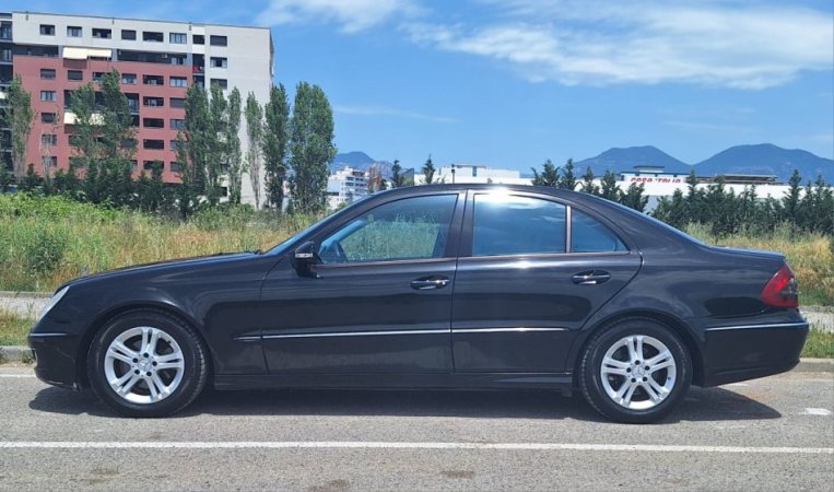 Tirane, shitet makine Mercedes-Benz Nafte, blu e errët manuale Kondicioner 250 km 6.000 €