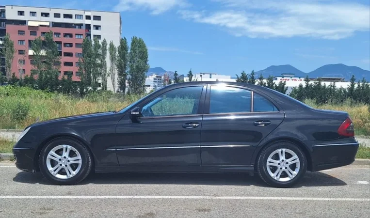 Tirane, shitet makine Mercedes-Benz Nafte, blu e errët manuale Kondicioner 250 km 6.000 €