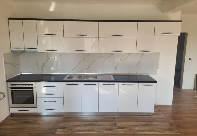 Tirane, shes Guzhina te Reja Akreliku + Paisje 1.100 €