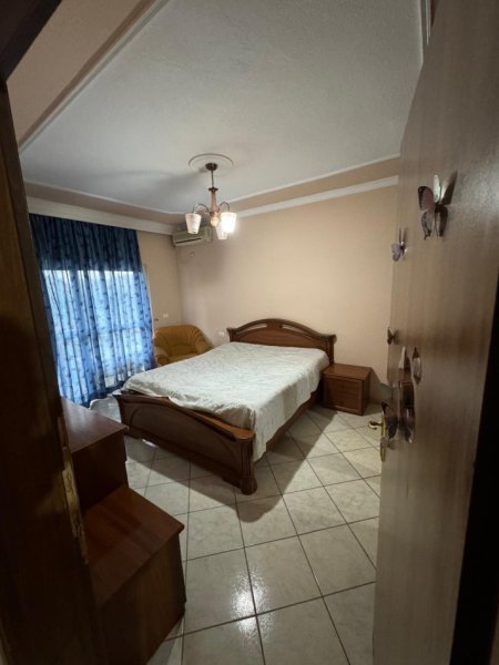 Tirane, jepet me qera apartament 1+1+Aneks+Ballkon Kati 5, 80 m² 500 € (komuna e parisit)