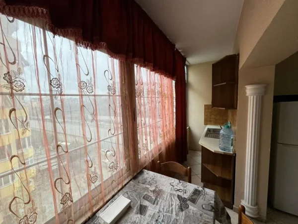 Tirane, jepet me qera apartament 1+1+Aneks+Ballkon Kati 5, 80 m² 500 € (komuna e parisit)