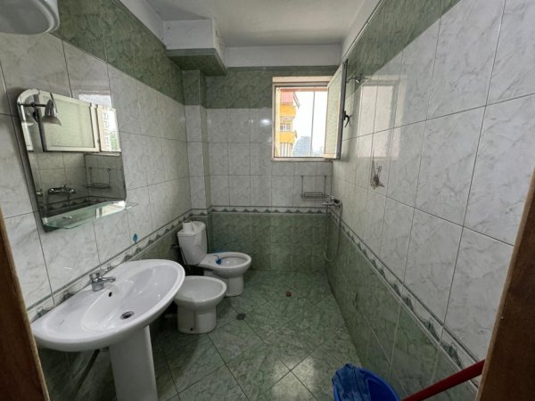 Tirane, jepet me qera apartament 1+1+Aneks+Ballkon Kati 5, 80 m² 500 € (komuna e parisit)