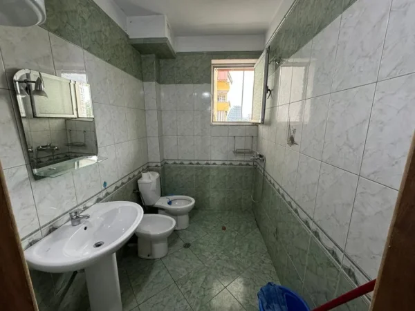 Tirane, jepet me qera apartament 1+1+Aneks+Ballkon Kati 5, 80 m² 500 € (komuna e parisit)