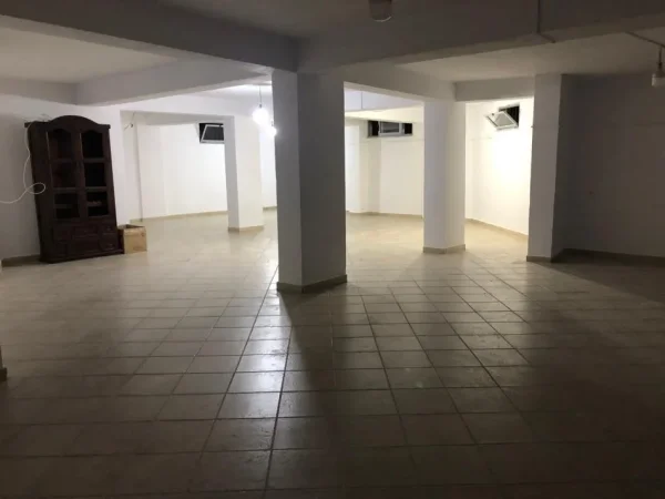 Tirane, jepet me qera magazine Kati -1, 130 m² 500 € (rruga naim frasheri)